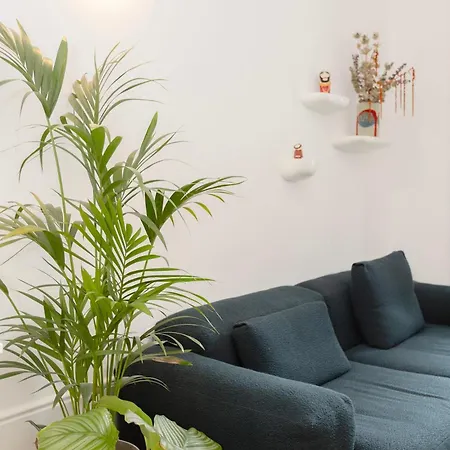 Liiiving In - Downtown Secret Terrace Apartment *